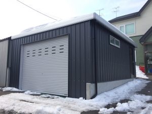 既存擁壁に設置！両袖付きで内部広々！